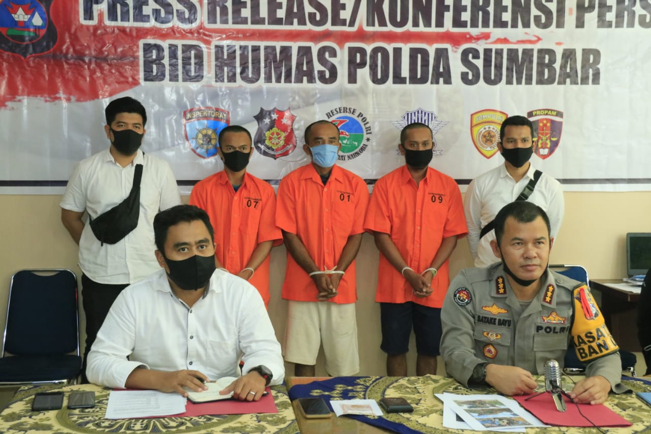 Tiga pelaku penambangan emas dialiran sungai Pamong Gadang, Jorong Jujutan, Nagari Lubuk Gadang, Kecamatan Sangir Kabupaten Solok Selatan Provinsi Sumatera Barat, diamankan Polda Sumbar